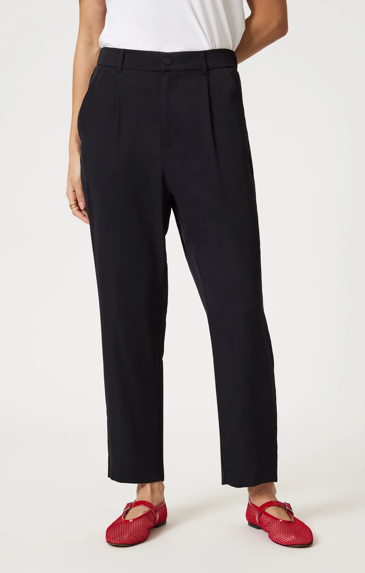 PLEATED TAPERED PANTS IN BLACK