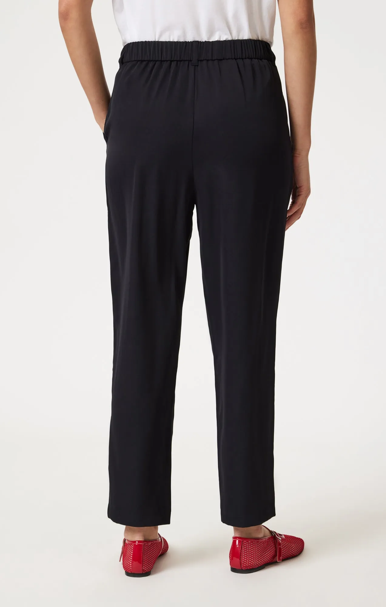 PLEATED TAPERED PANTS IN BLACK