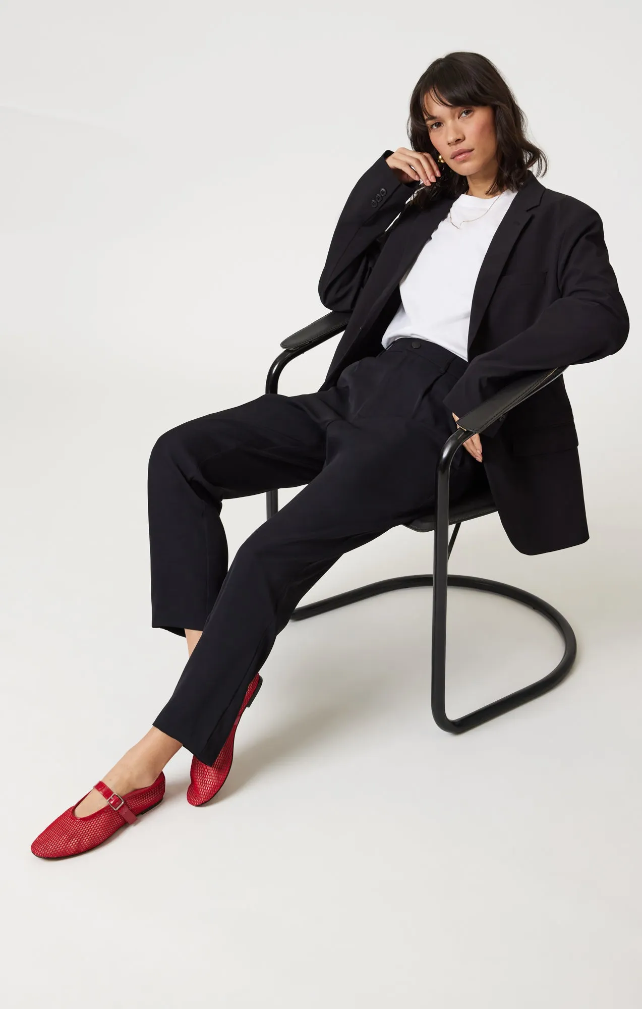 PLEATED TAPERED PANTS IN BLACK