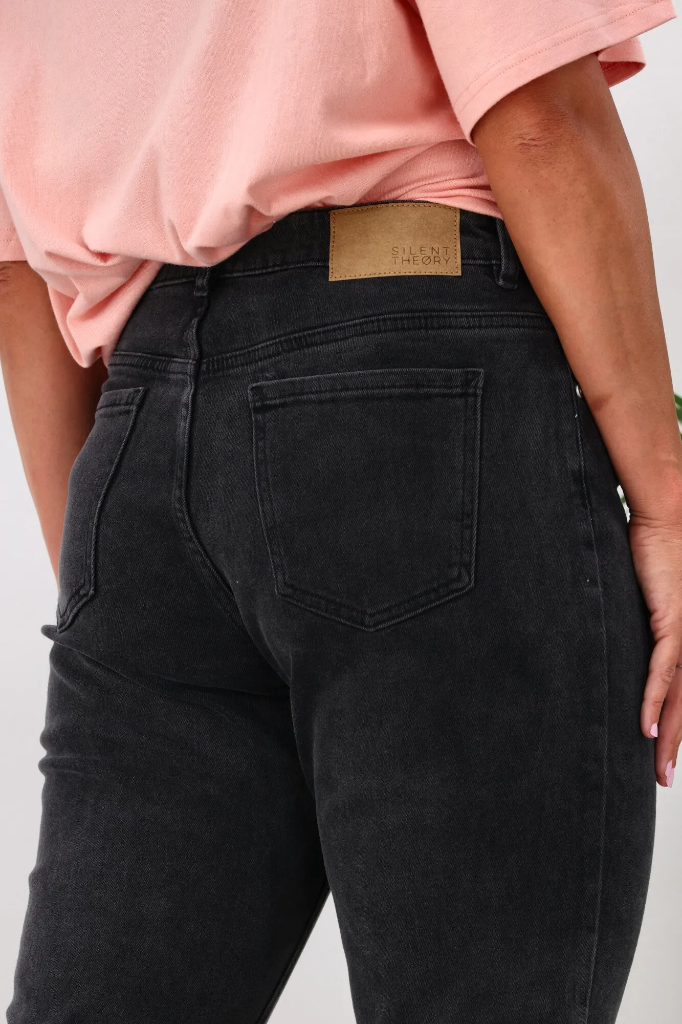 Silent Theory Monica Mom Jean Washed Black