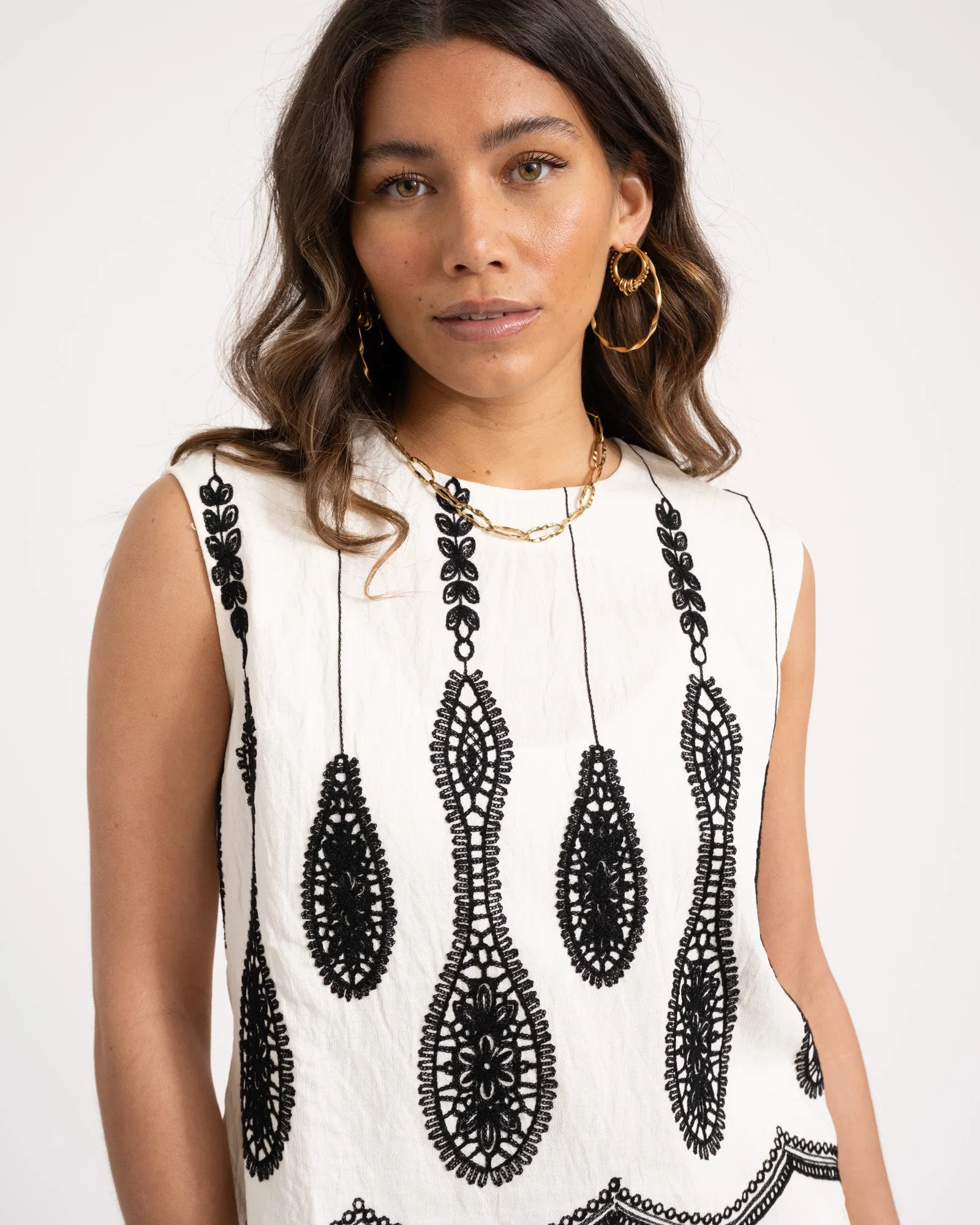 Top Melina Embroidered White Black
