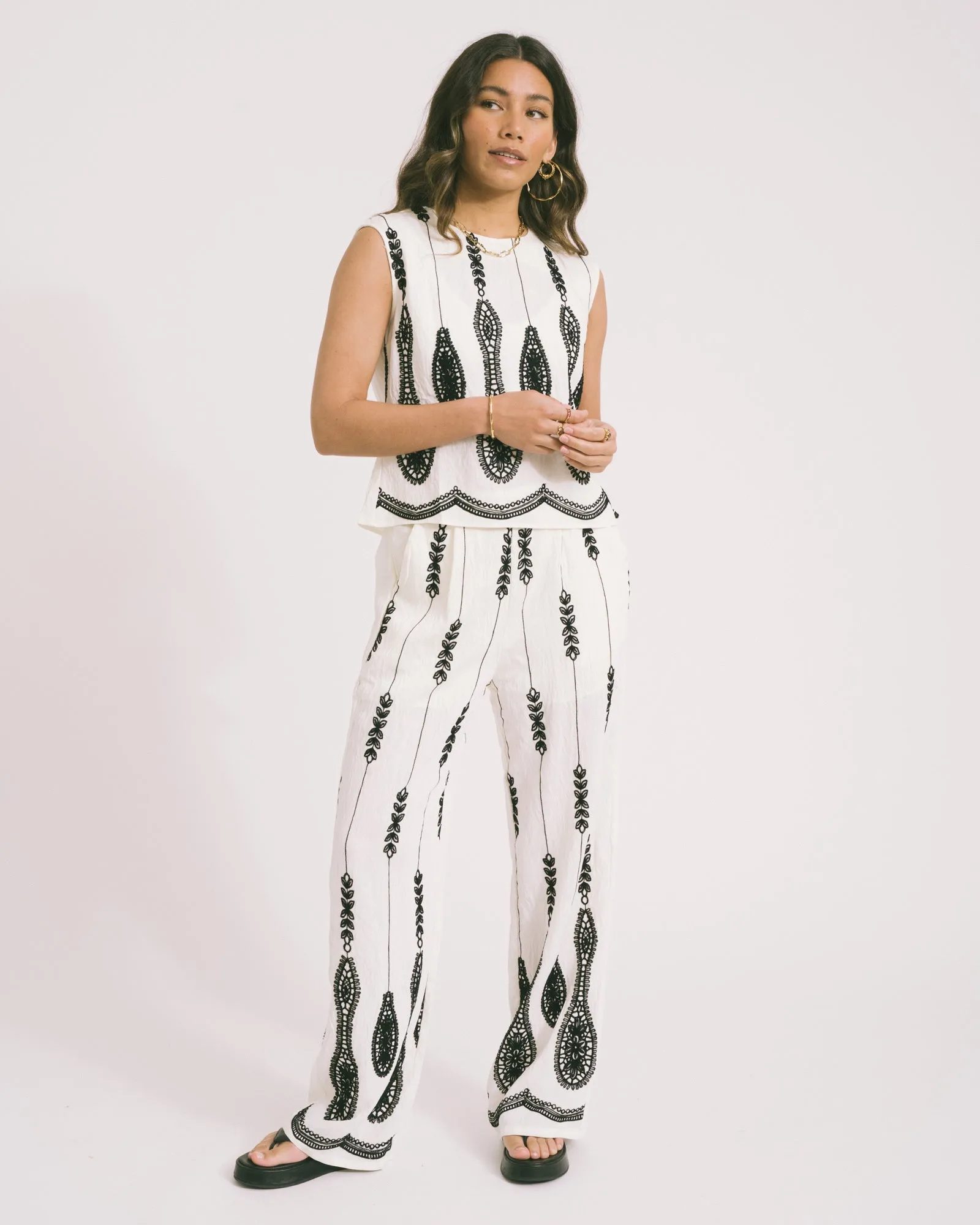 Top Melina Embroidered White Black
