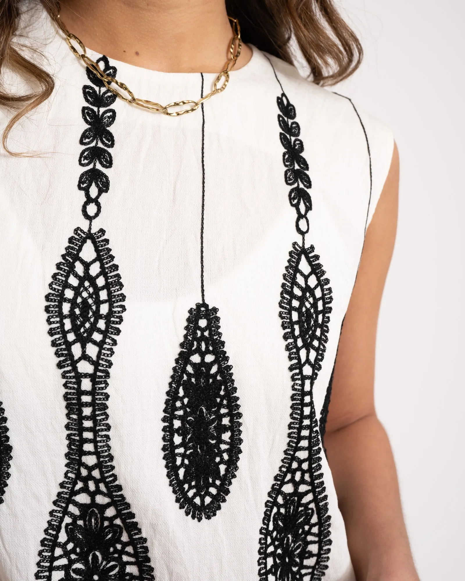 Top Melina Embroidered White Black