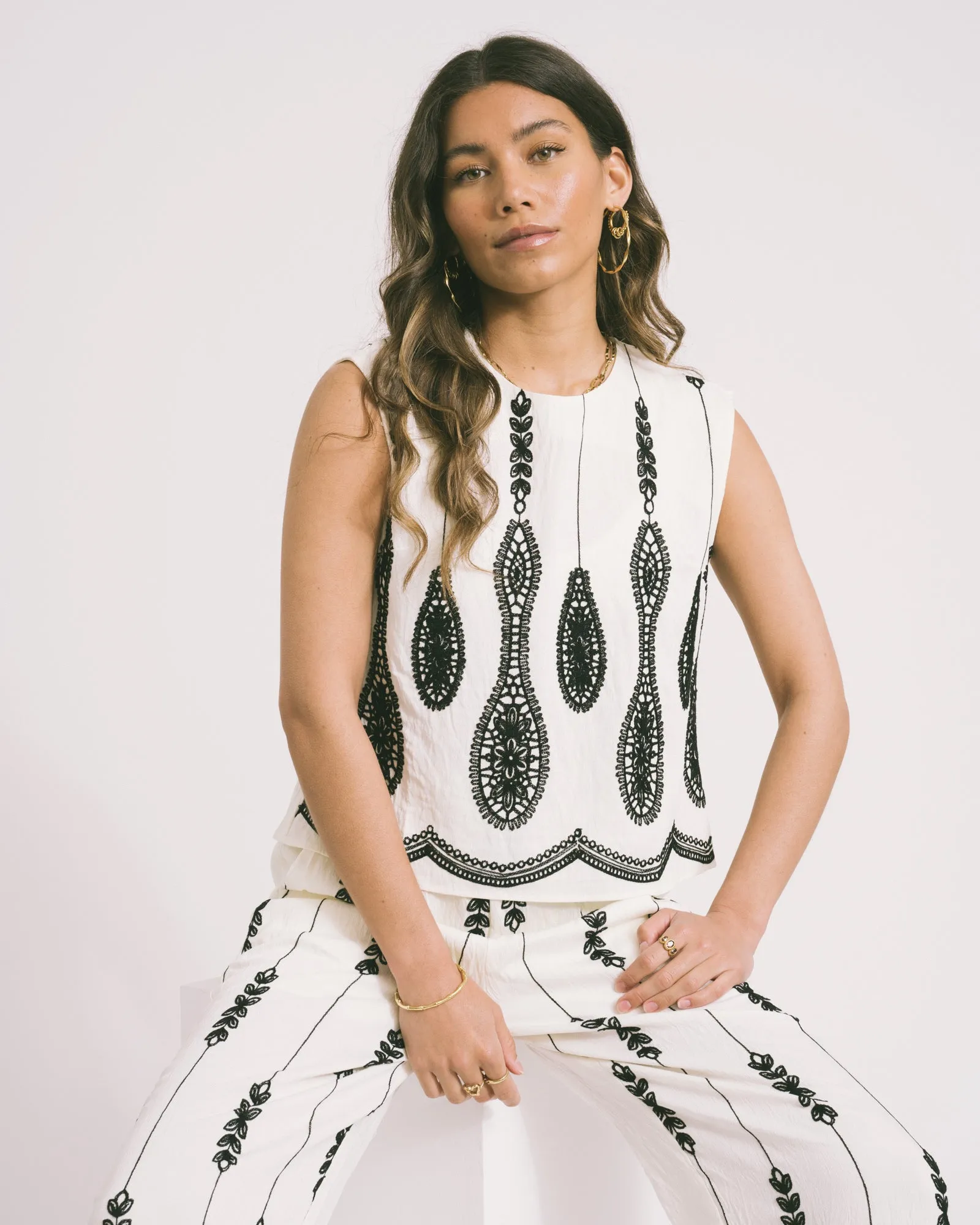 Top Melina Embroidered White Black