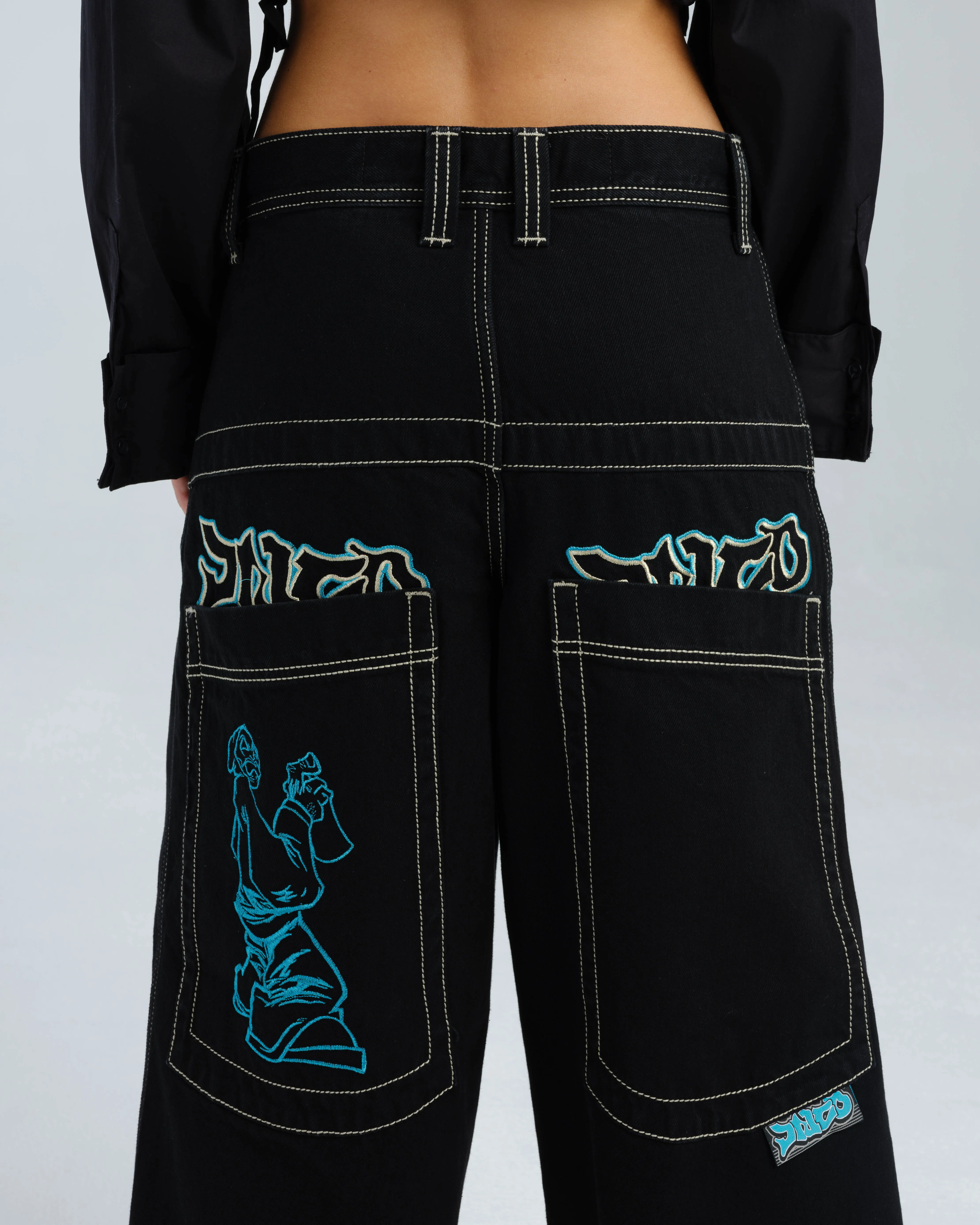 W Artistical Uprising. 26. Jet Black.